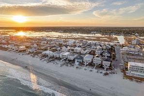 Een woongebied aan de kust, met huizen en een strand.