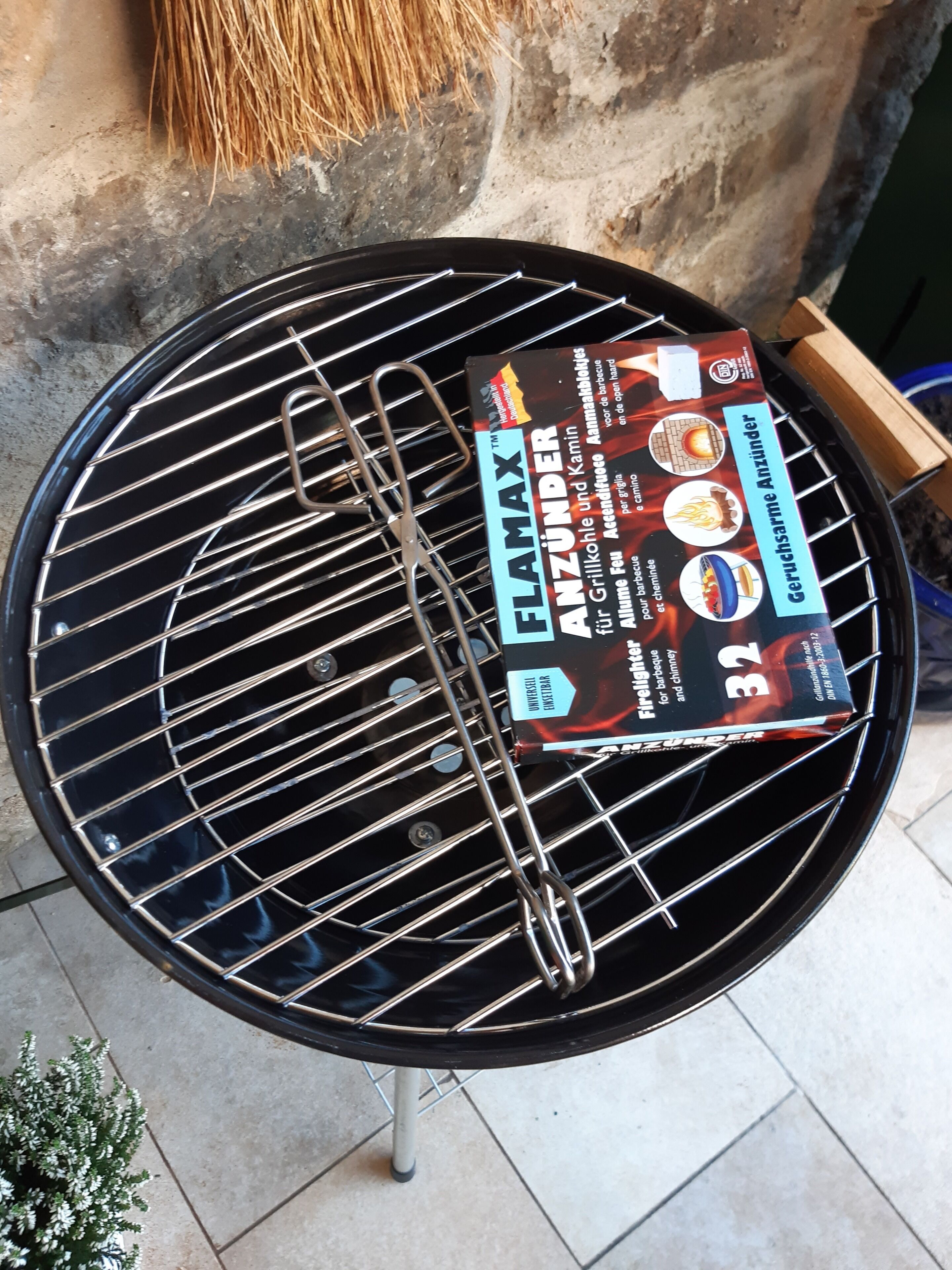 Una parrilla con una caja de carbón.