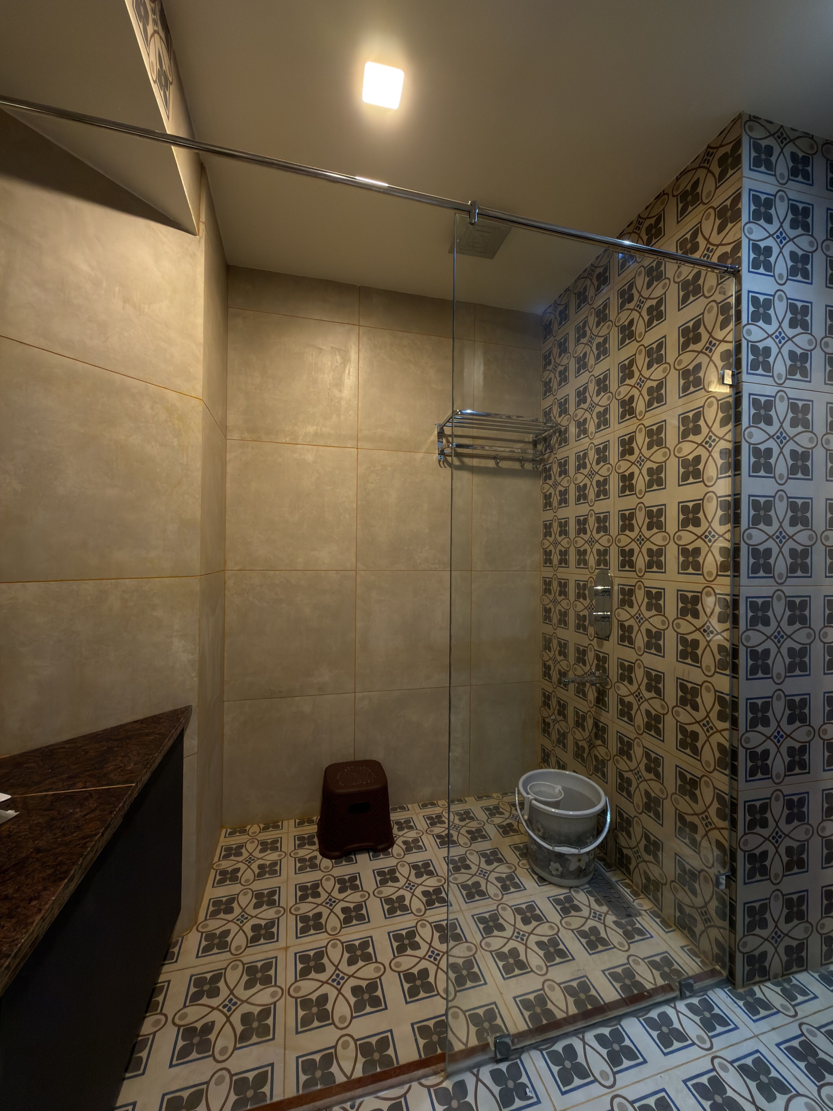 Dusche, kostenlose Toilettenartikel, Haartrockner, Hausschuhe