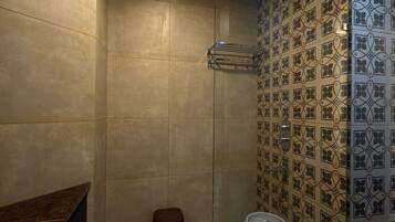 Dusche, kostenlose Toilettenartikel, Haartrockner, Hausschuhe