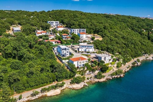 Villa mit beheiztem Pool, Meerblick, Jacuzzi und absoluter Privatsphäre in Omišalj