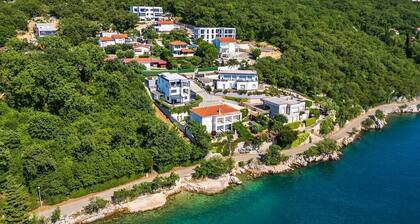 Villa mit beheiztem Pool, Meerblick, Jacuzzi und absoluter Privatsphäre in Omišalj