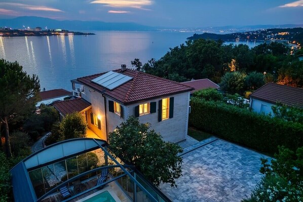 Exterior - Villa with Heated Pool, Sea View, Jacuzzi & Total Privacy in Omišalj (Omisalj)