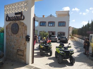 Una entrada protegida por una reja a una propiedad, con un letrero que dice 'House Dussoul'.