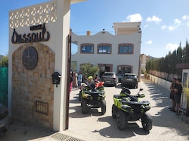 Una entrada protegida por una reja a una propiedad, con un letrero que dice 'House Dussoul'.