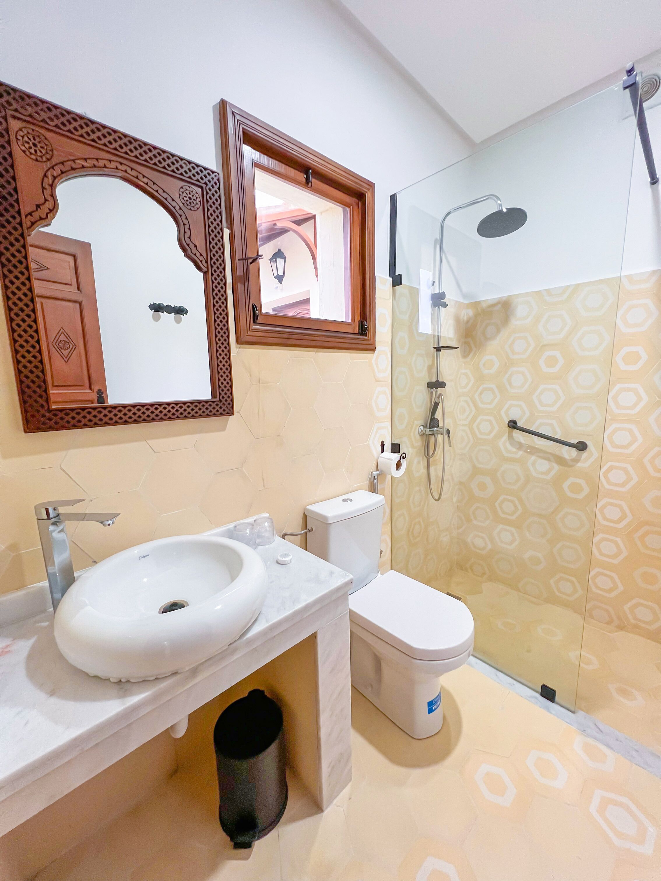 Un baño con lavamanos, inodoro y ducha.