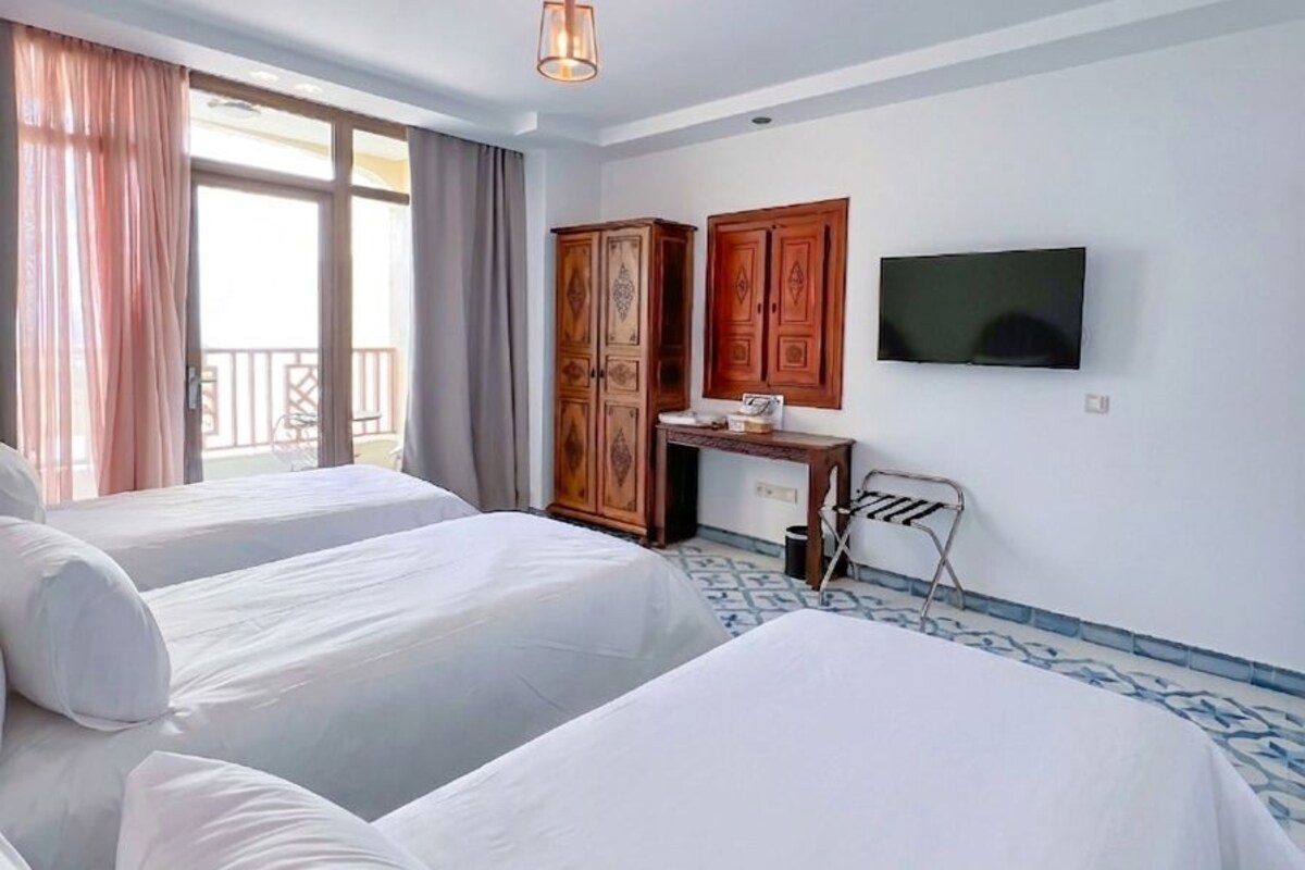 Triple Room | In-room safe, blackout drapes, soundproofing