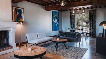 TV, fireplace
