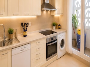 Wasserkocher mit Kaffee-/Teezubehör, Kühlschrank, Mikrowelle, Ofen
