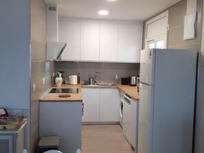 Coffee/tea maker, fridge, microwave, oven - Beautiful 2-bed apt with sea view, glassed-in terrace, parking, 750m from the beach in Roses (Roses)