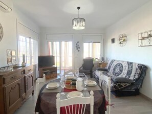 TV - Beautiful 2-bed apt with sea view, glassed-in terrace, parking, 750m from the beach in Roses (Roses)