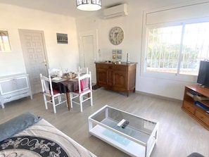 Interior - Beautiful 2-bed apt with sea view, glassed-in terrace, parking, 750m from the beach in Roses (Roses)
