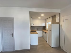 Coffee/tea maker, fridge, microwave, oven - Beautiful 2-bed apt with sea view, glassed-in terrace, parking, 750m from the beach in Roses (Roses)