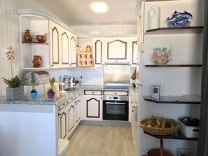 Coffee/tea maker, fridge, microwave, oven - Apartment with sea view - 6 guests (Roses)