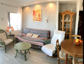 TV - Apartment with sea view - 6 guests (Roses)