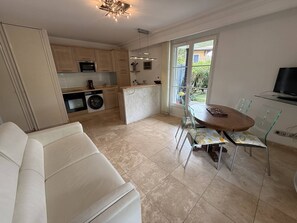 Living area - Charming apartment, air conditioning - 2 guests (La Croix-Valmer)