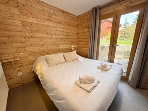 Free WiFi - Spacious chalet - 10 guests (Vars)