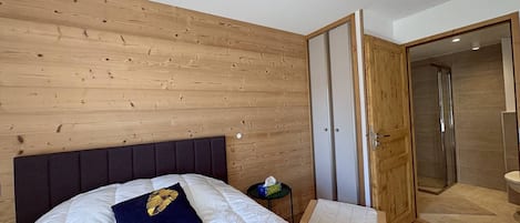 2 bedrooms, bed sheets