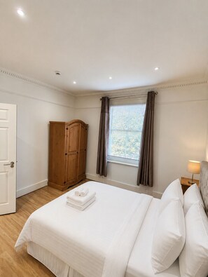 5 bedrooms, desk, iron/ironing board, free WiFi - Beautiful Victorian House  5 Bed, 5 Baths (London)