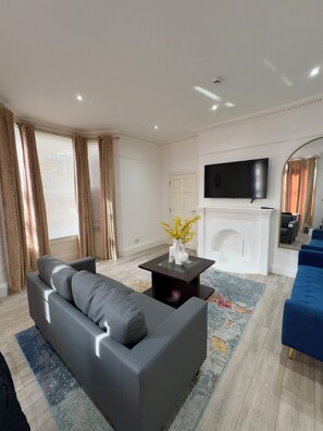 Smart TV - Beautiful Victorian House  5 Bed, 5 Baths (London)