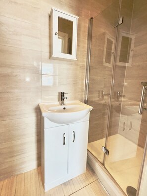Hair dryer, towels, soap, toilet paper - Beautiful Victorian House  5 Bed, 5 Baths (London)