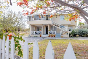 Exterior - Charming 2-bedroom Apartment with AC at gorgeous Crane Beach (Bridgetown)