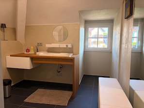 Shower, hair dryer, towels, soap - Vrbo Property (Münster-Sarmsheim)