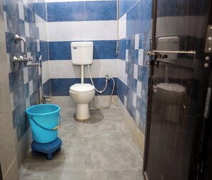 Buồng tắm vòi sen, xà phòng 