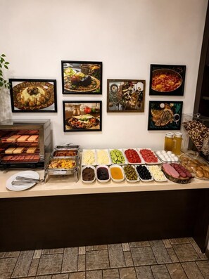 Free daily full breakfast  - La Casa Boutique Nizami (Baku)