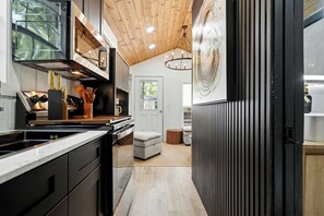 Wasserkocher mit Kaffee-/Teezubehör, Kühlschrank, Mikrowelle, Ofen