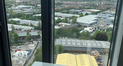 Stylish High-rise City-view Apt near Old Trafford