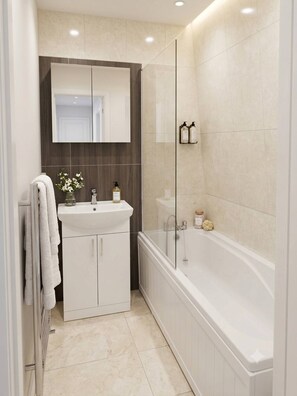 Ein modernes Badezimmer mit einem weißen Waschbecken, Spiegel und einer Badewanne.