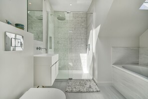 Dusche, Haartrockner, Handtücher