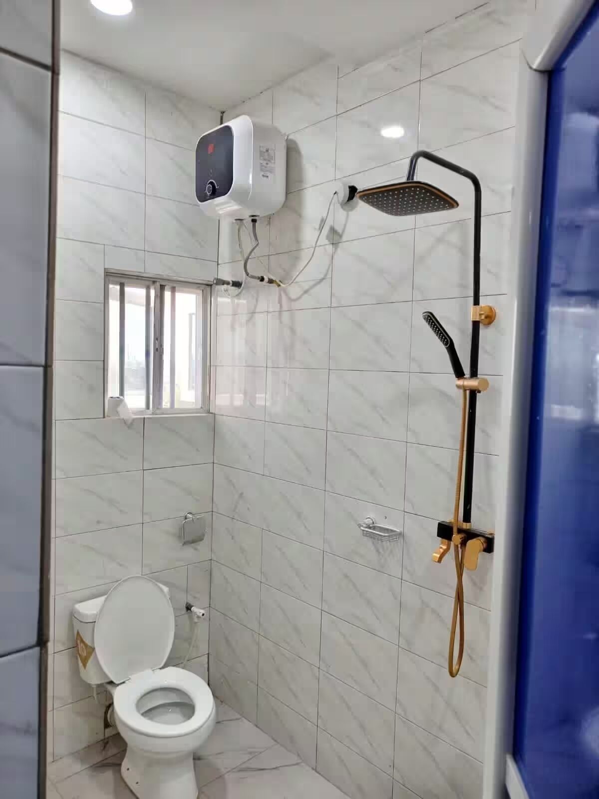 Douche, articles de toilette gratuits, serviettes fournies, savon