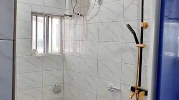 Douche, articles de toilette gratuits, serviettes fournies, savon