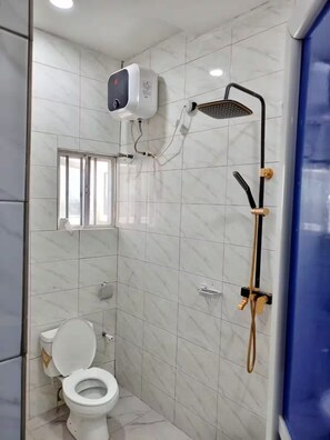Een douche, gratis toiletartikelen, handdoeken, zeep