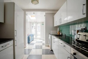 Free daily on-the-go breakfast  - London Comfy Doubles (London)