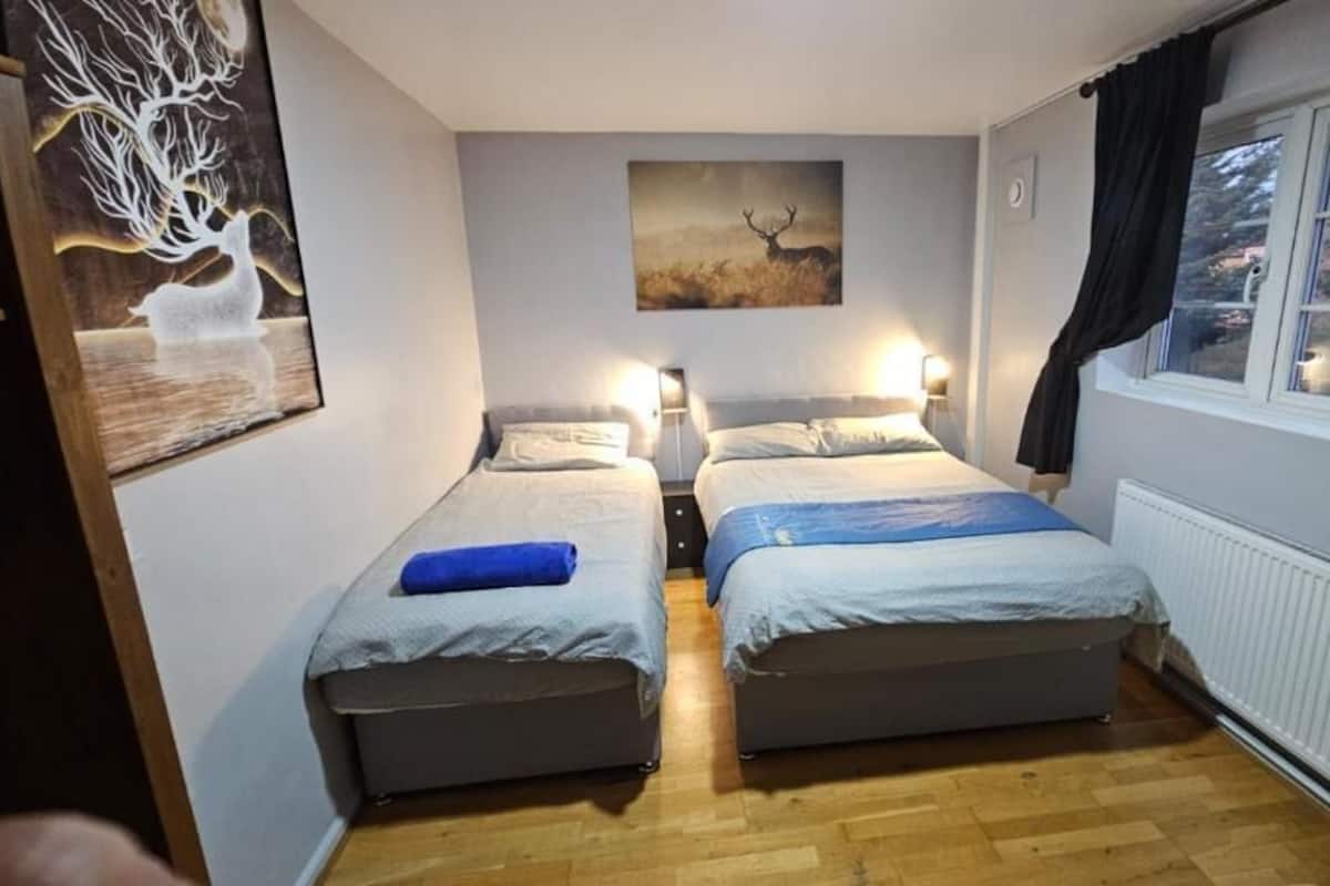 Habitación triple económica, vista al jardín | Escritorio, wifi gratis, decoración personalizada y muebles diferentes