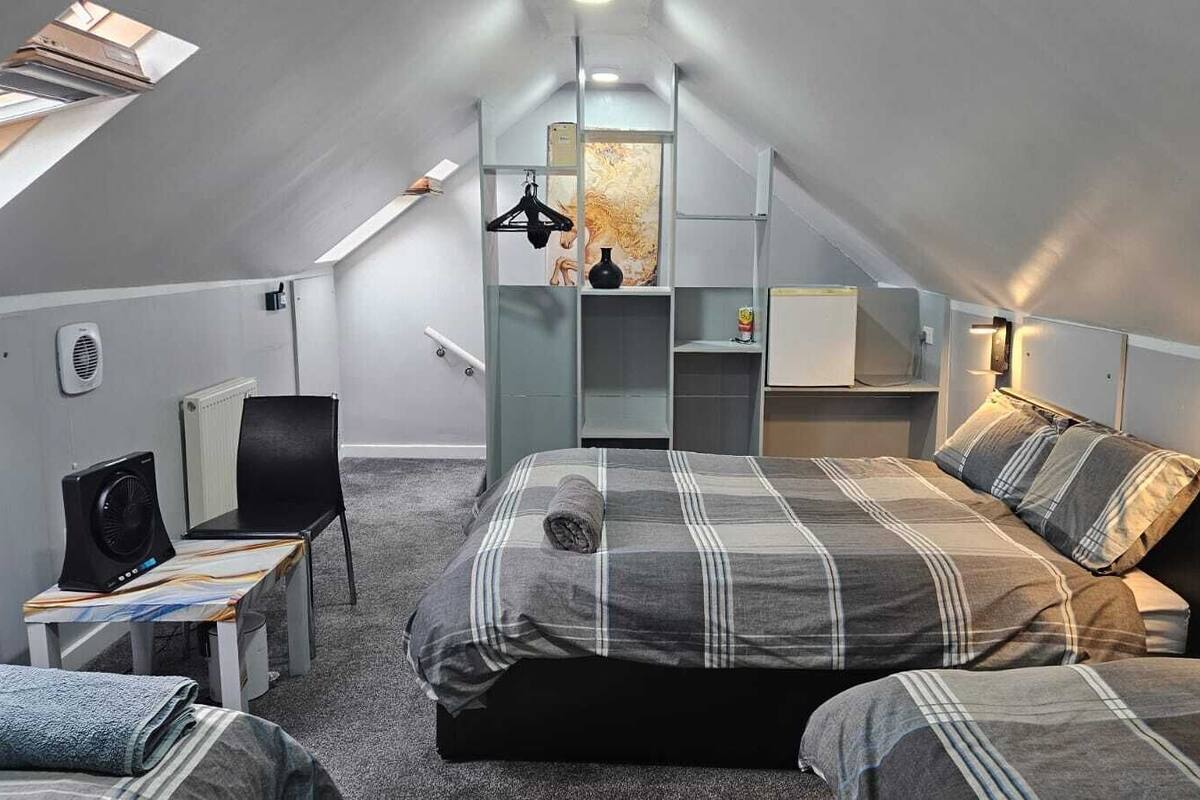 Habitación cuádruple económica, vista al jardín | Escritorio, wifi gratis, decoración personalizada y muebles diferentes