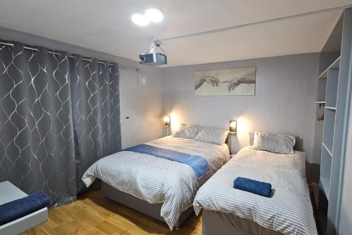 Habitación triple de lujo, vista a la ciudad | Escritorio, wifi gratis, decoración personalizada y muebles diferentes