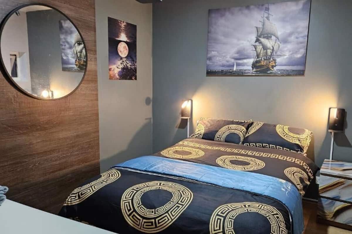 Habitación doble económica, vista al jardín | Escritorio, wifi gratis, decoración personalizada y muebles diferentes