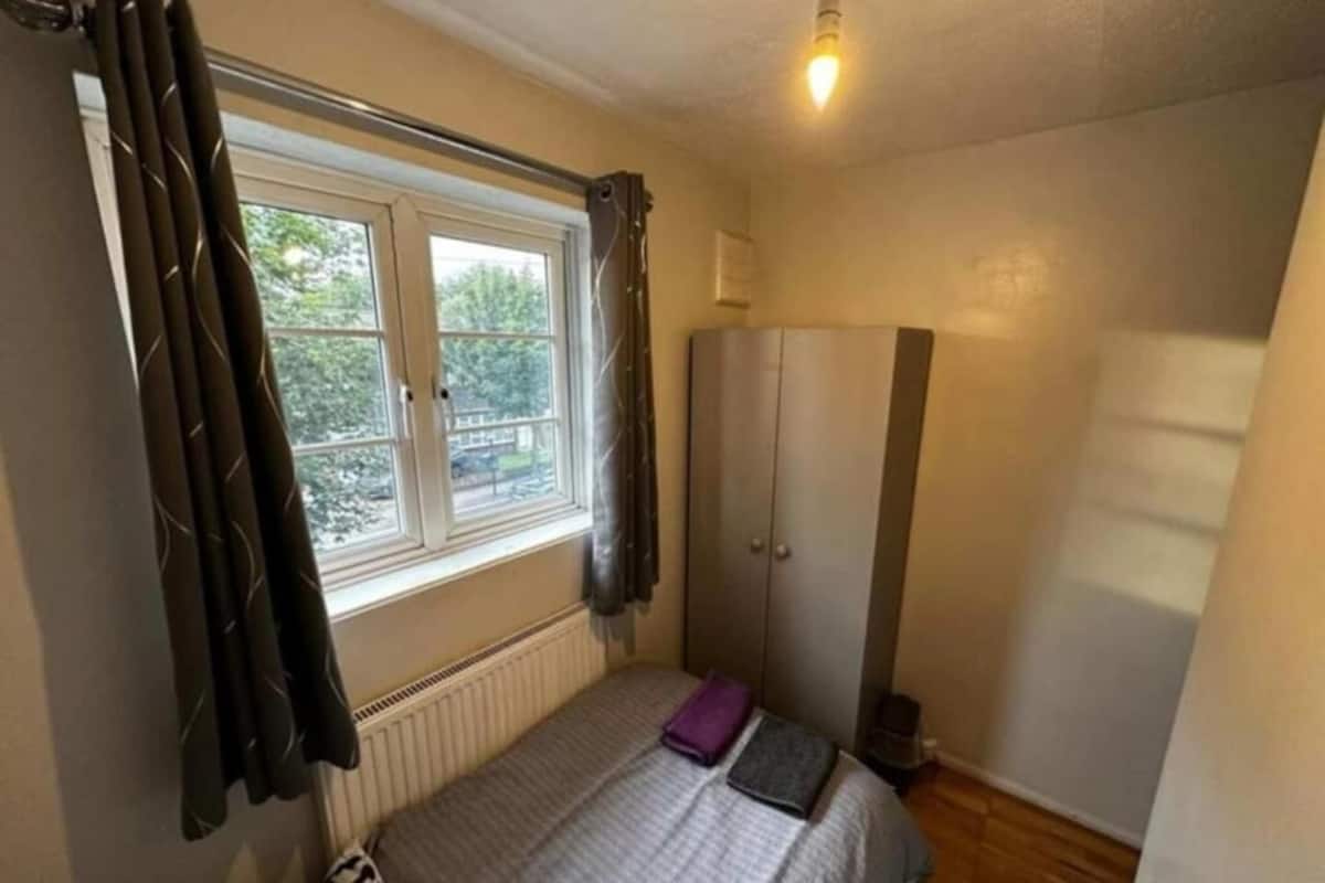 Habitación individual económica, vista a la ciudad | Escritorio, wifi gratis, decoración personalizada y muebles diferentes