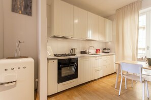 Kühlschrank, Mikrowelle, Ofen, Geschirrspüler