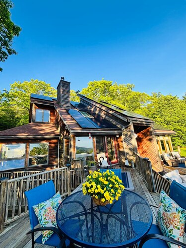 Berkshires Mountain Retreat w Panoramic Views, 5 Decks, Hot Tub, near Tanglewood