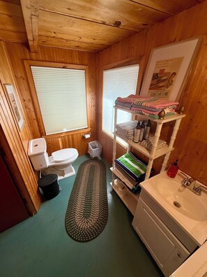 Shower, towels, soap, shampoo - Katahdin Lakefront Camp close to Baxter State Park (Wels)