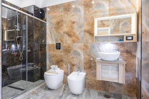 Badewanne, Haartrockner, Handtücher, Seife