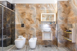 Superior-Vierbettzimmer, Stadtblick | Badezimmer | Badewanne, Haartrockner, Handtücher, Seife