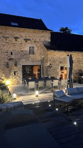 Charming house with a pool and hot tub, 5 km from all amenities
