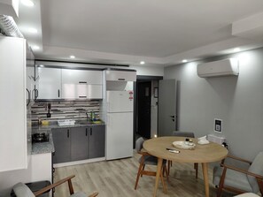 Kühlschrank, Ofen, Geschirrspüler, Wasserkocher mit Kaffee-/Teezubehör