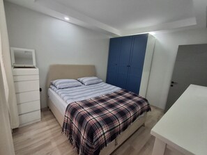 1 chambre, bureau, fer et planche à repasser, lit parapluie